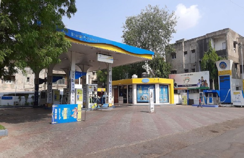 Ahmedabad: पेट्रोल की तंगी की अफवाह, रात को लगी कतारें, कुछ पंप बंद