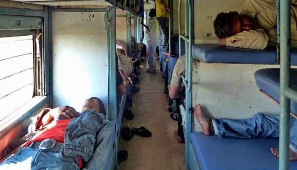 अब सोते हुए यात्री का स्टेशन नहीं छूटेगा, 20 मिनट पहले जगाएगा रेल्वे