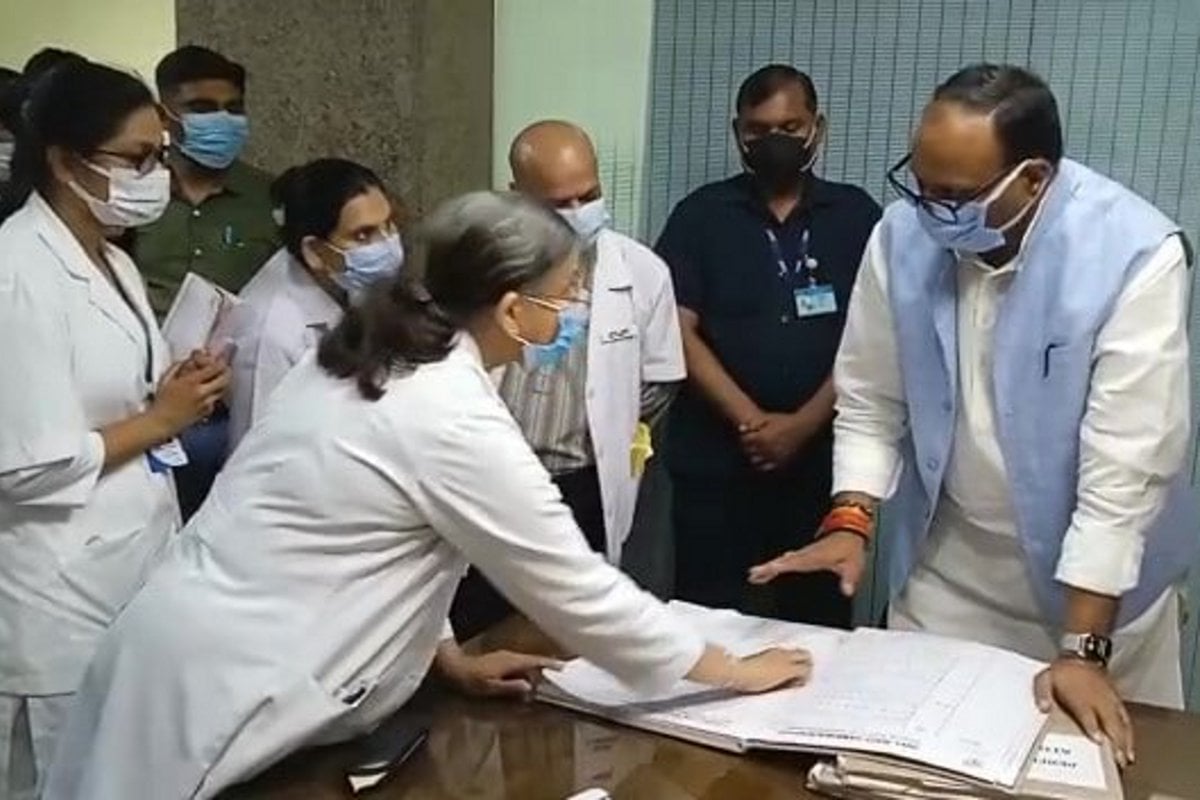 deputy-cm-brajesh-pathak-furious-during-inspection-of-noida-hospital.jpg