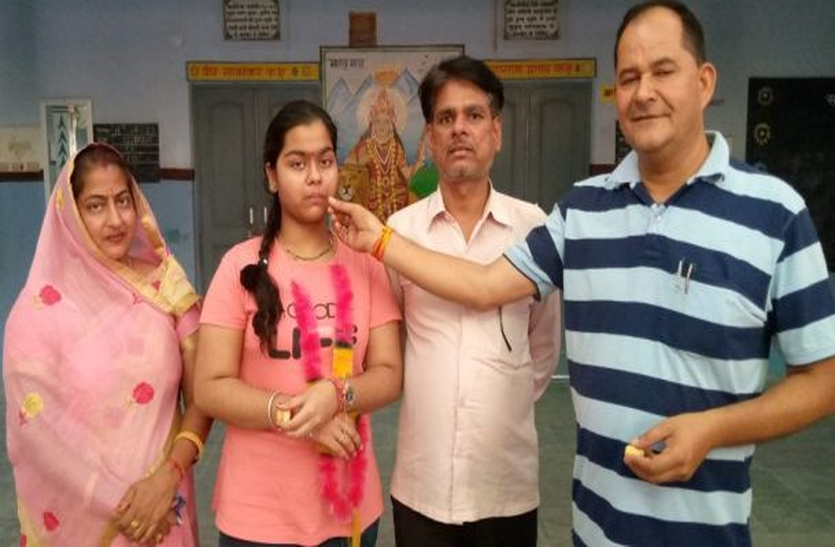 10th Board Exam Result - खुशी ने 98.67 प्रतिशत के साथ जिले में किया टॉप, मिठाई खिलाकर बांटी खुशियां