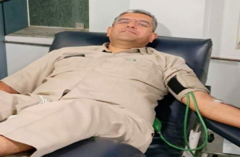 World blood donor day: जिसे चालान काटने रोका, उसी की प्रसव पीडि़त पत्नी को अस्पताल पहुंचकर थानाधिकारी ने किया रक्तदान
