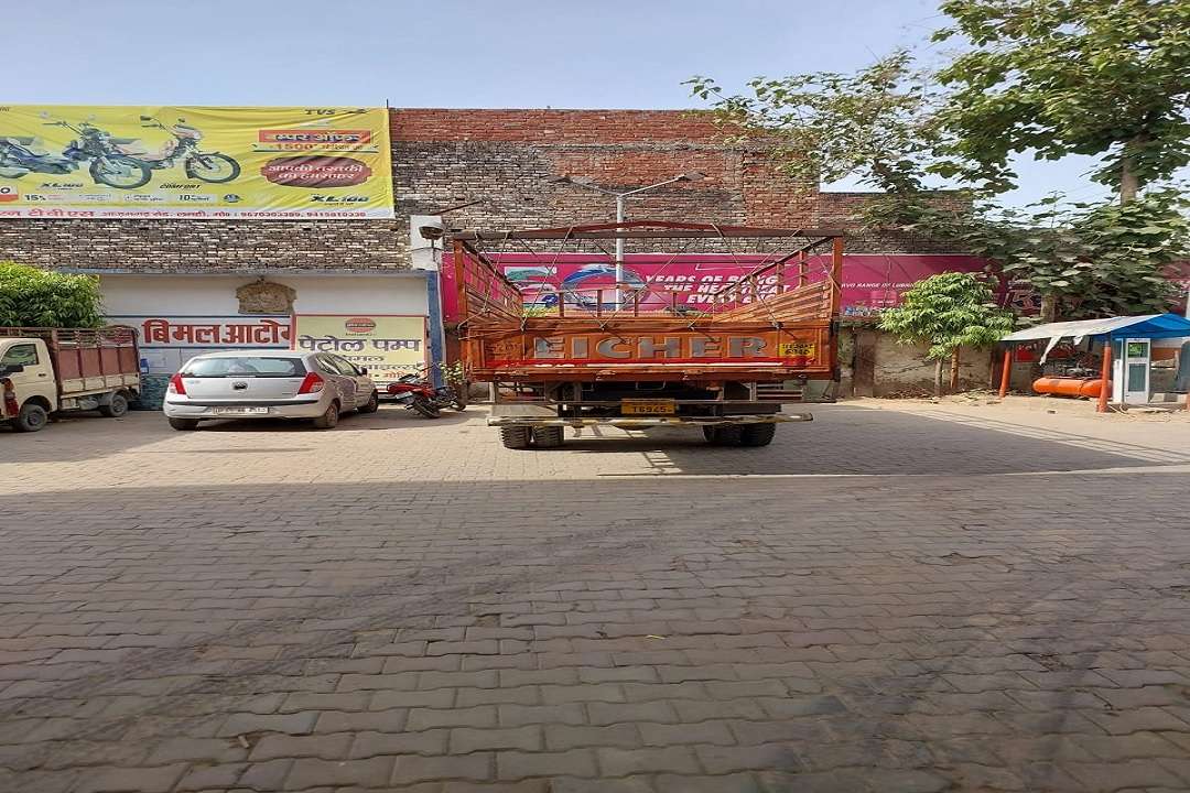 पांडेयपुर क्षेत्र के पेट्रोल पंप पर खड़ा ट्रक