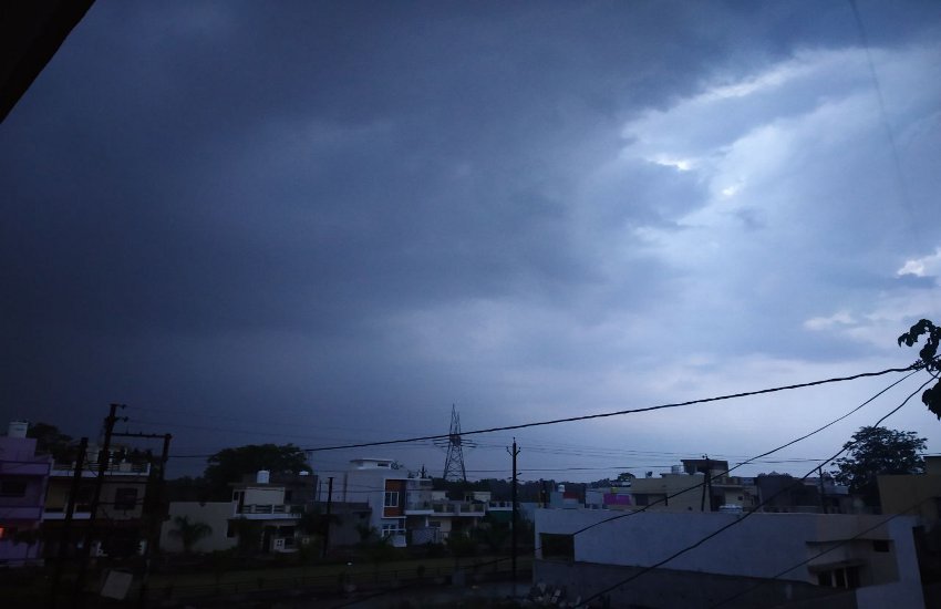 दस्तक दे रहा मानसून, दो दिन और इंतजार