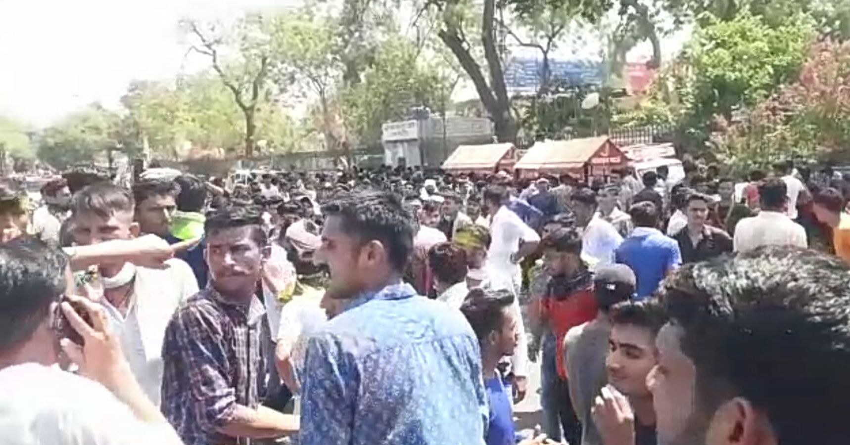 Agnipath : अग्निपथ योजना के विरोध में (Protesh of Agnipath) प्रदर्शन, पुलिस पर पथराव