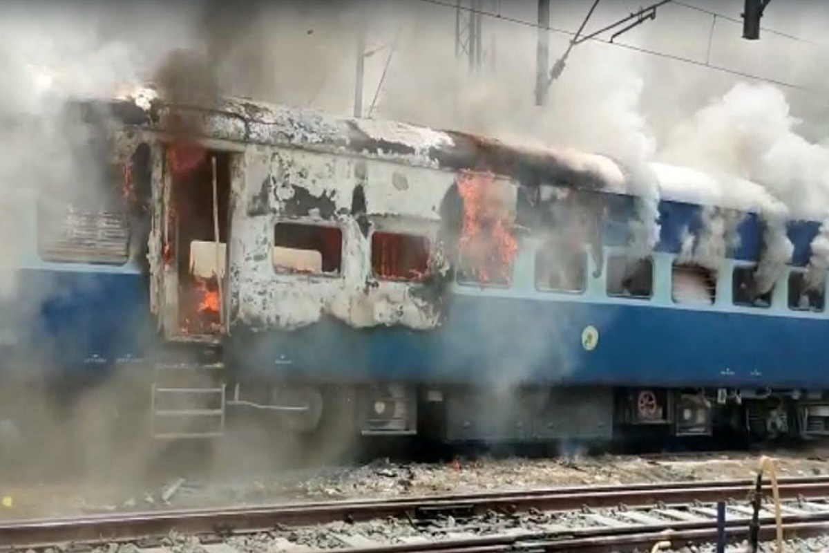 बिहार में हिंसक हुआ 'अग्निपथ' आंदोलन, छपरा-कैमूर में आग का गोला बनी 4 ट्रेनें
