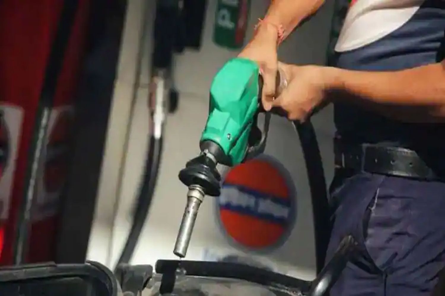 पेट्रोल पम्पों पर हुई पेट्रोल-डीजल की आपूर्ति में कमी, ग्राहकों को कम ईंधन मिलने से हो रही परेशानी