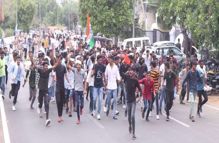 ‘अग्निपथ’ पर युवाओं का फूटा गुस्सा, लगाया जाम, पुलिस ने भांजी लाठियां