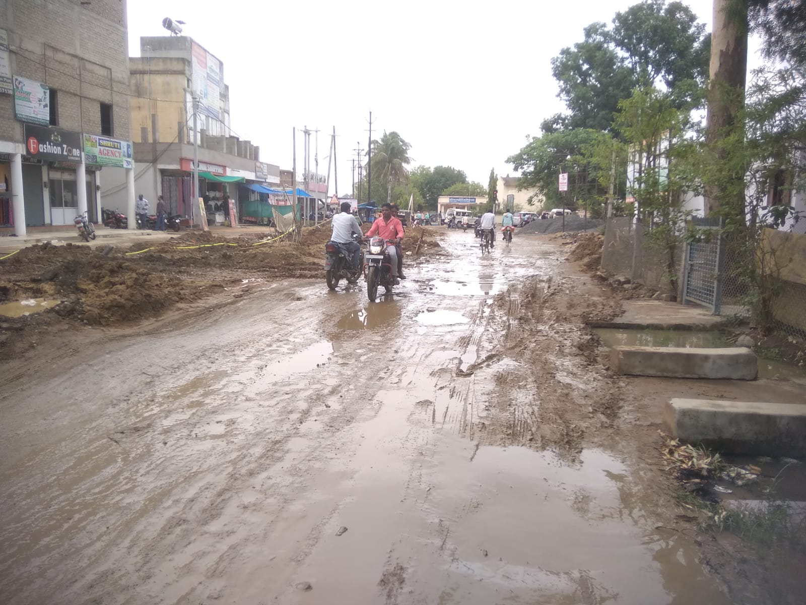 Pre-monsoon arrival with drizzle, dark clouds covered the sky througho