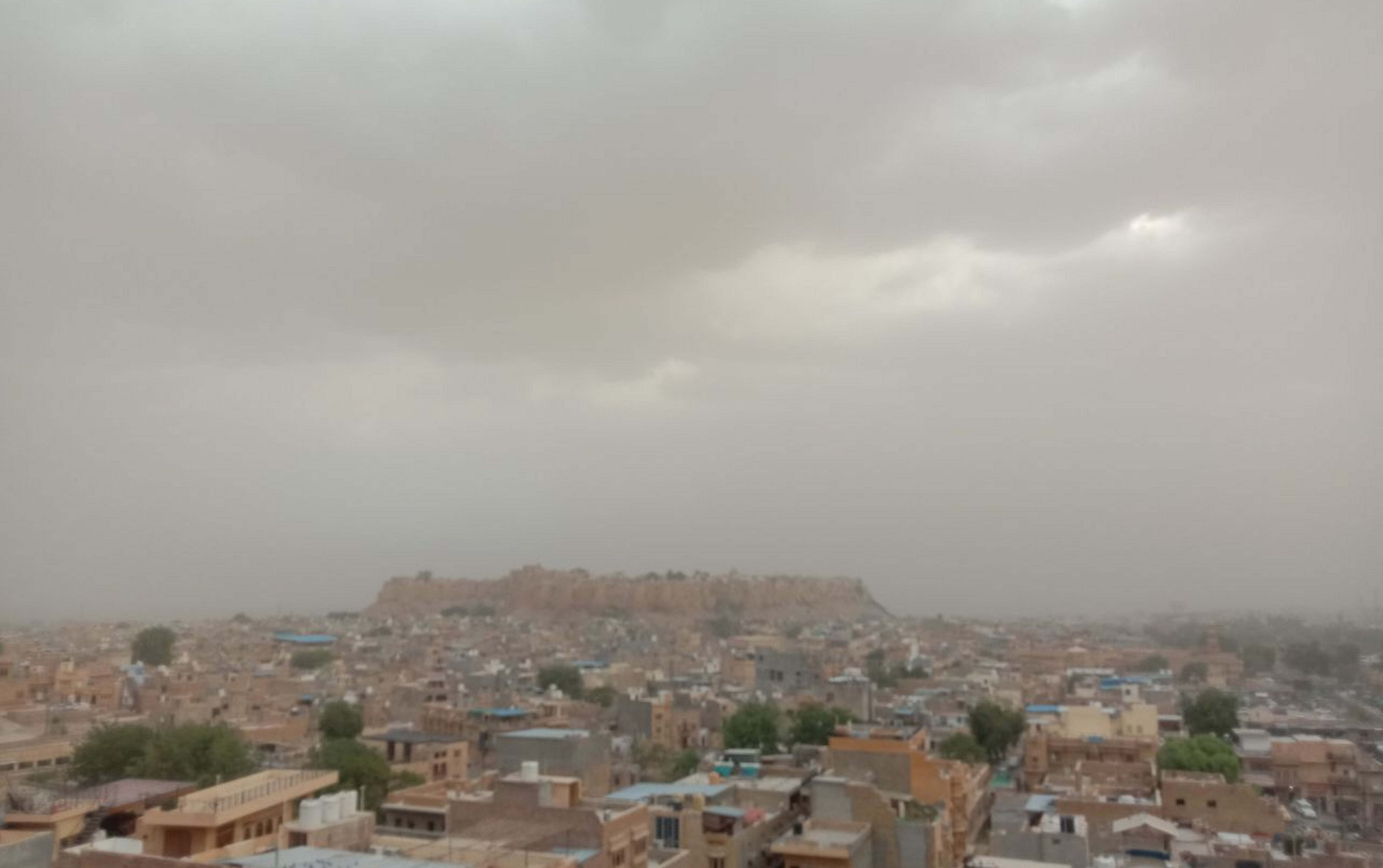 दिन में आसमान में रही बदली, शाम को बरसे बदरा