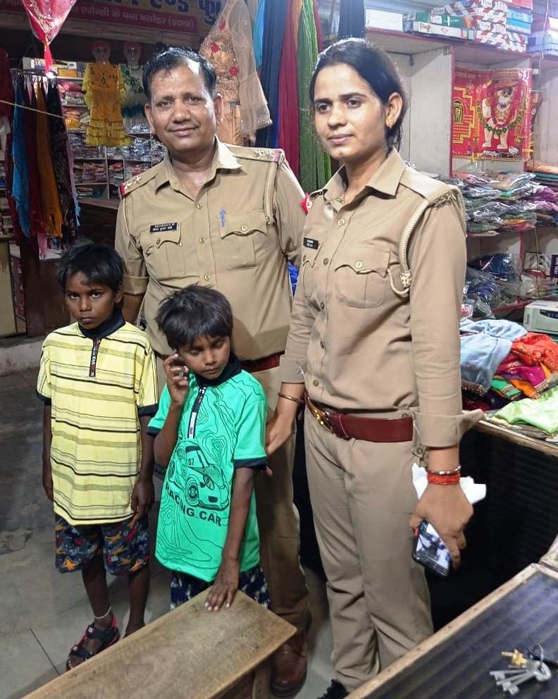 Etawah Police with two child as Helping Hands