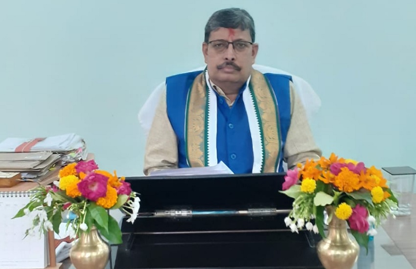 डॉ संपूर्णानंद संस्कृत विश्वविद्यालय के कुलपति प्रो हरेराम त्रिपाठी