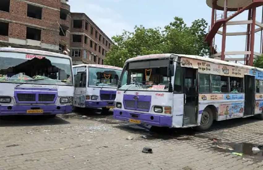 अग्निपथ योजना के विरोध में रोडवेज बसों के शीशे तोड़े