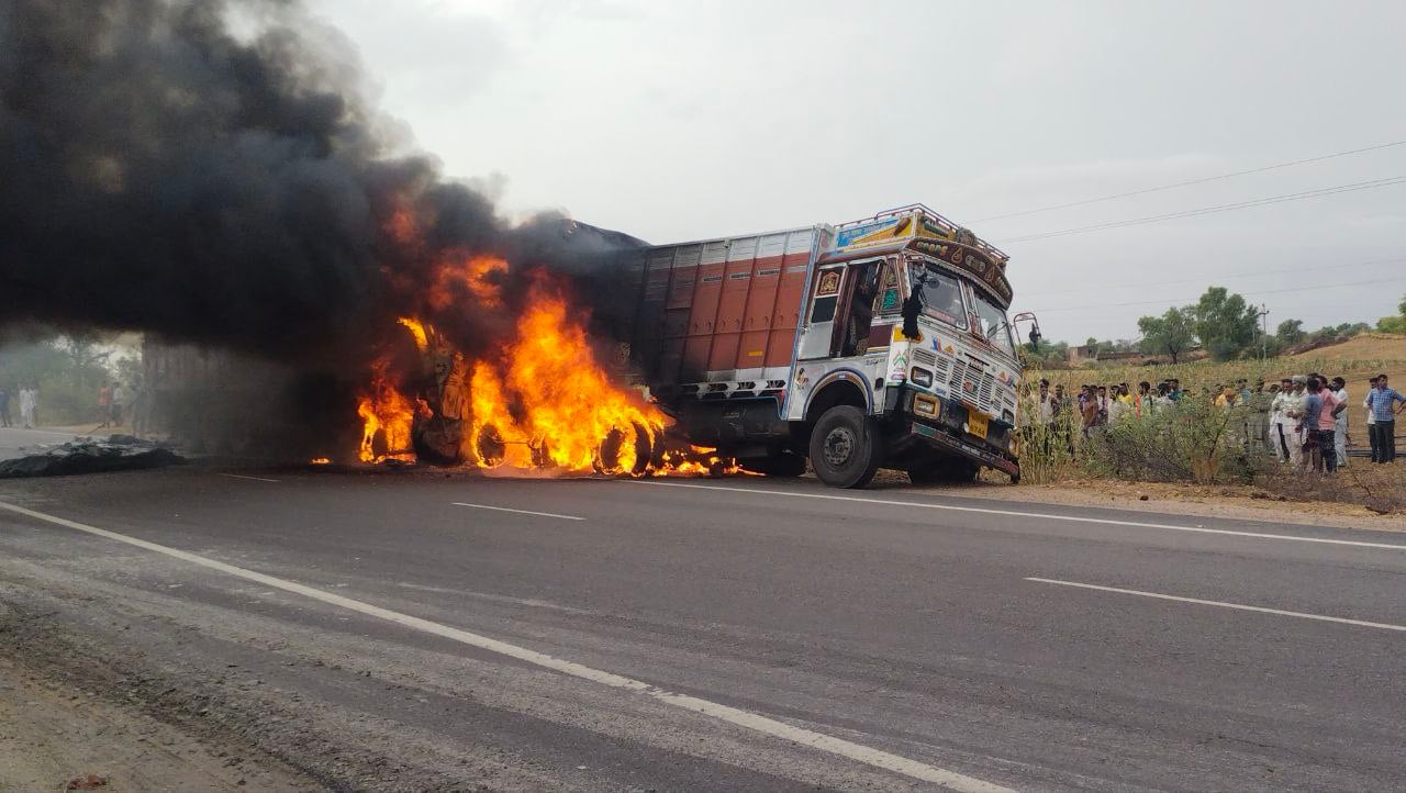 SriGanganagar ट्रकों में हुई टक्कर से लगी आग, जिन्दा जला वाहन चालक