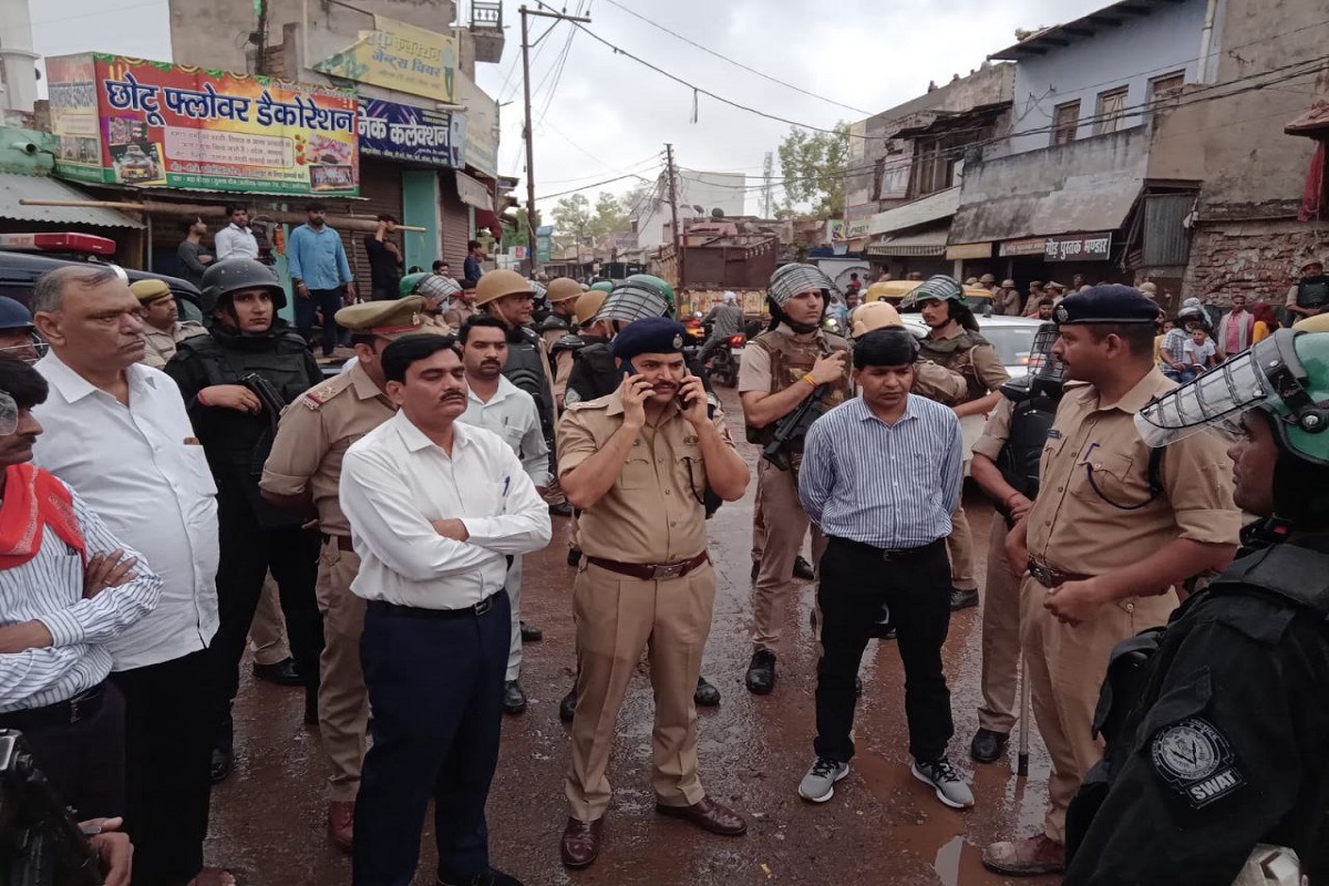 अलीगढ़ में बवाल की आशंका के बीच हाई अलर्ट जारी, कई जिलों से बुलाई गई फोर्स, पीएसी भी तैनात