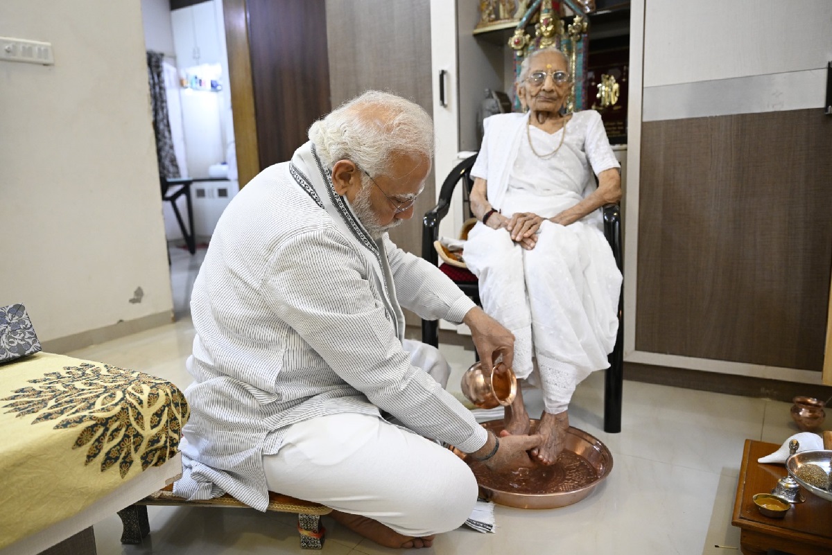 pm_modi_and_mother.jpg