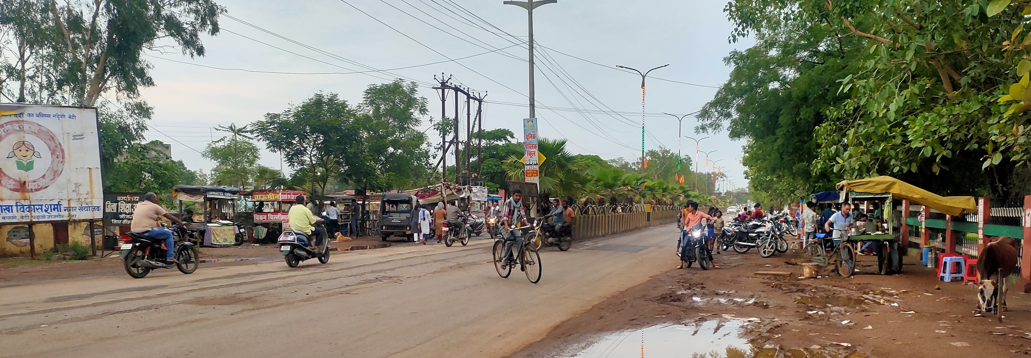 पहली बारिश में शहर की सड़कें गड्ढों में तब्दील