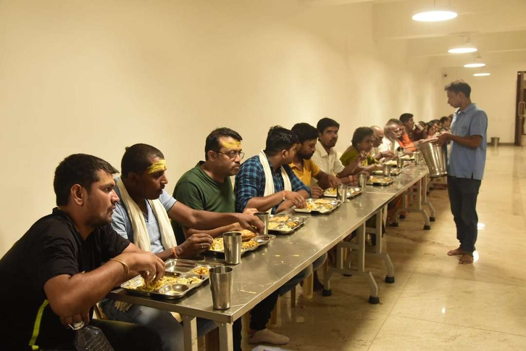 अग्निपथ योजना के विरोध के चलते काशी में फंसे यात्रियों को मुफत भोजन