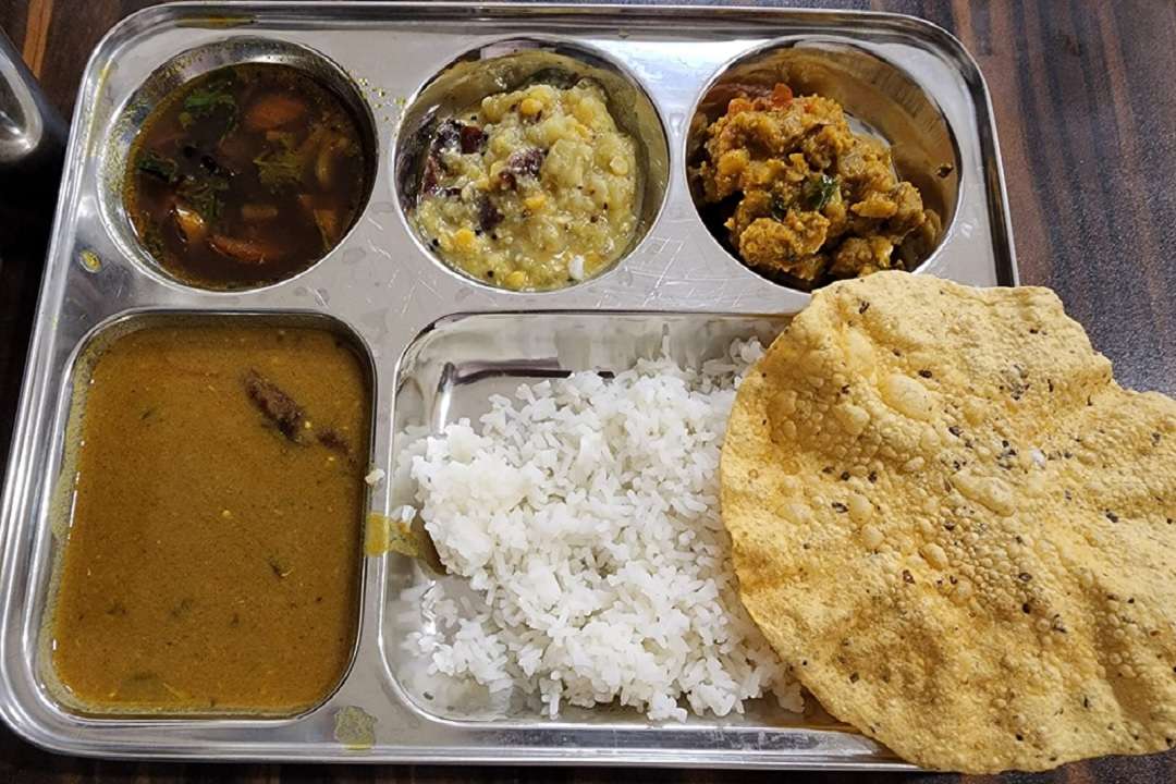 अग्निपथ योजना के विरोध के चलते काशी में फंसे यात्रियों को मुफत भोजन