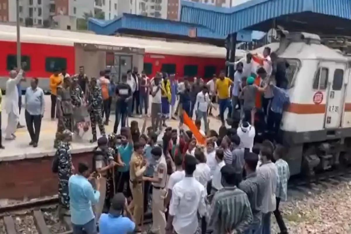 bharat-bandh-congress-workers-stop-train-at-delhi-s-shivaji-bridge.jpg