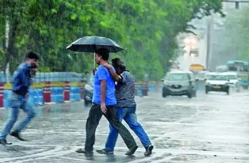 बंगाल में भारी बारिश की चेतावनी, बिजली गिरने से 2 की मौत