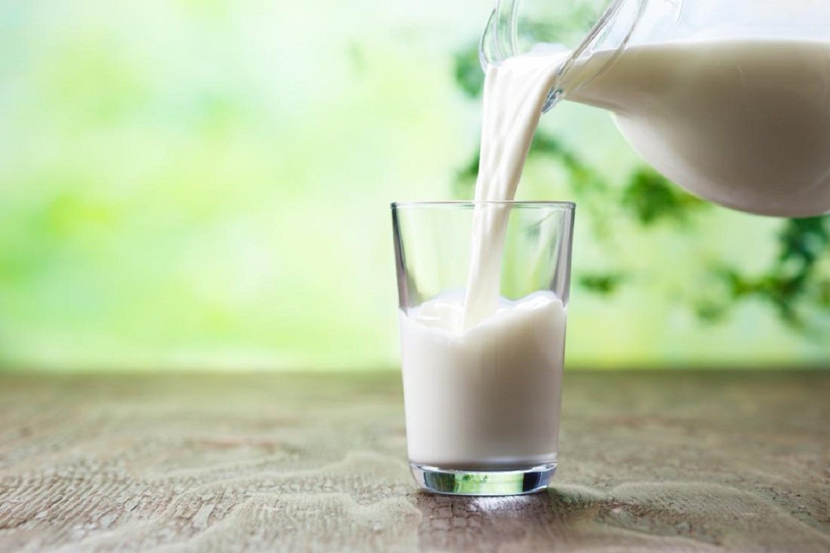 Milk Side Effects: अगर आप भी सुबह खाली पेट पीते है दूध तो हो जाएं सावधान, सेहत को पहुंचा सकता है नुकसान