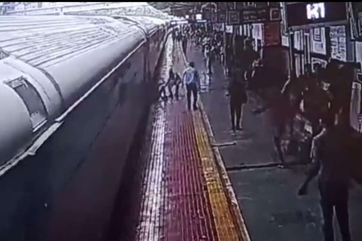 Nagpur News: चलती ट्रेन में चढ़ रहा था युवक, फिसला पैर, ‘देवदूत’ बन RPF जवान ने मौत के मुंह से निकाला (VIDEO)