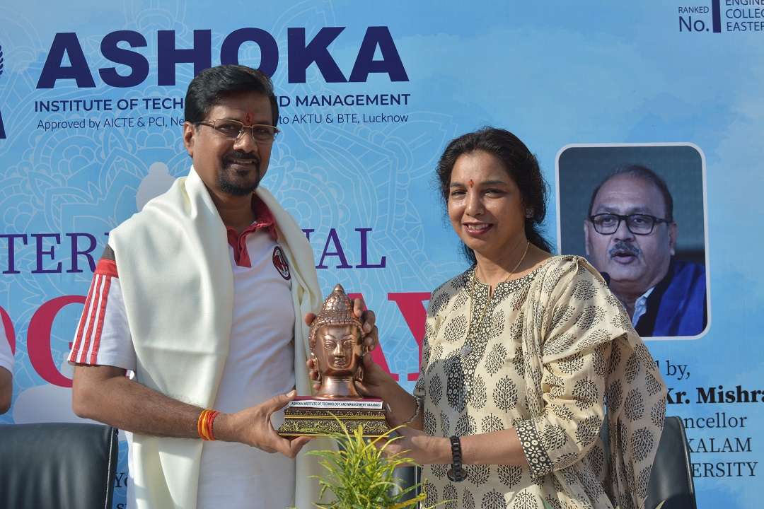 छत्तीसगढ़ के स्वामी विवेकानंद प्राविधिक विश्वविद्यालय के कुलपति प्रो.एमके वर्मा को सम्मानित करतीं इंस्टीट्यूट की निदेशक डा.सारिका श्रीवास्तव 
