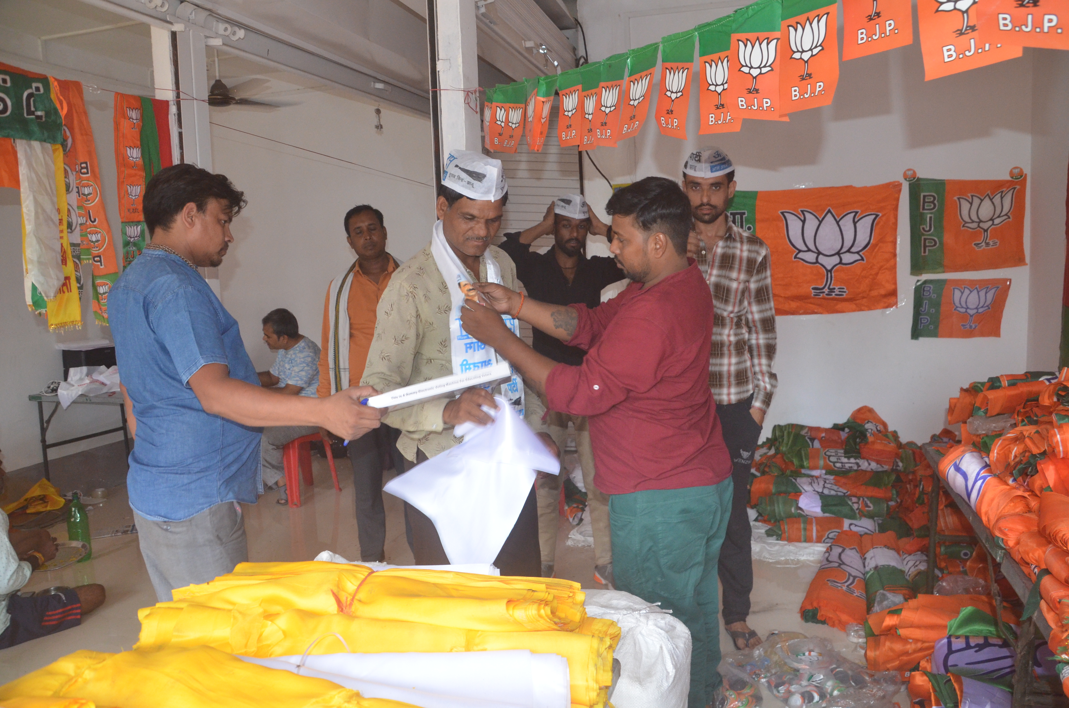 नगरीय निकाय चुनाव: दिल्ली से आई प्रचार सामग्री से बनेगा देवास में चुनावी माहौल