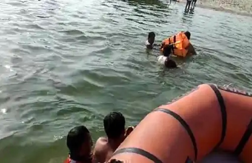 दिल्ली के युवकों को गंगा में डूबने से बचाने में जुटी एनडीआरएफ टीम