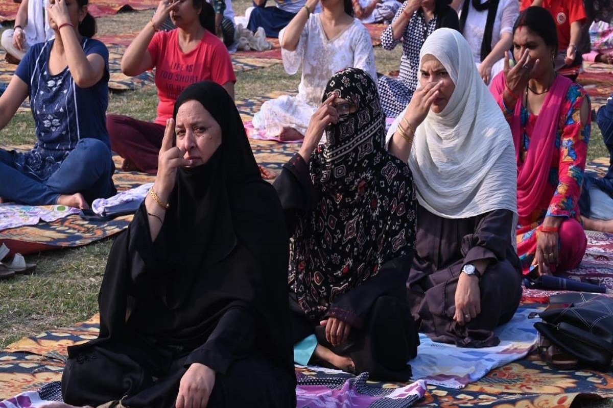 International Yoga Day: अंतरराष्ट्रीय योग दिवस पर मुस्लिम महिलाओं में दिखा योग का क्रेज, बुर्का पहनकर किया अभ्यास