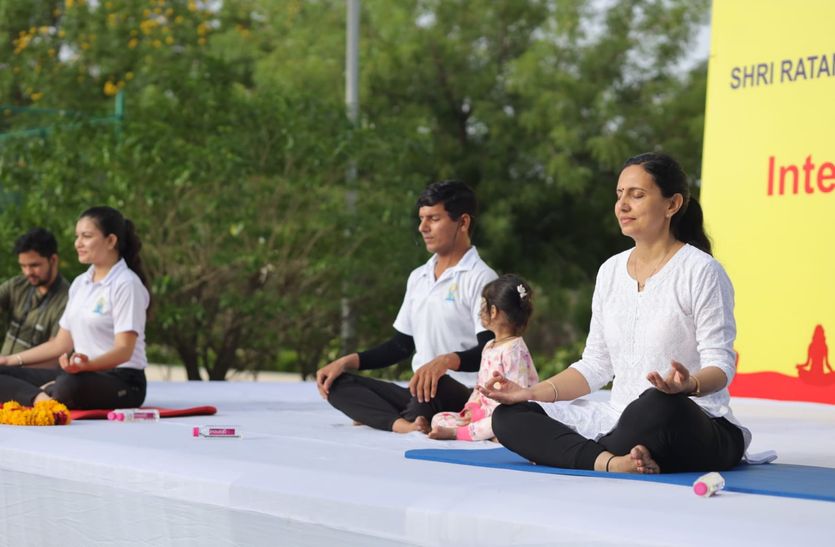 International Yoga Day : योगमय हुआ किशनगढ़, बड़ों संग छोटों ने भी किया योगा