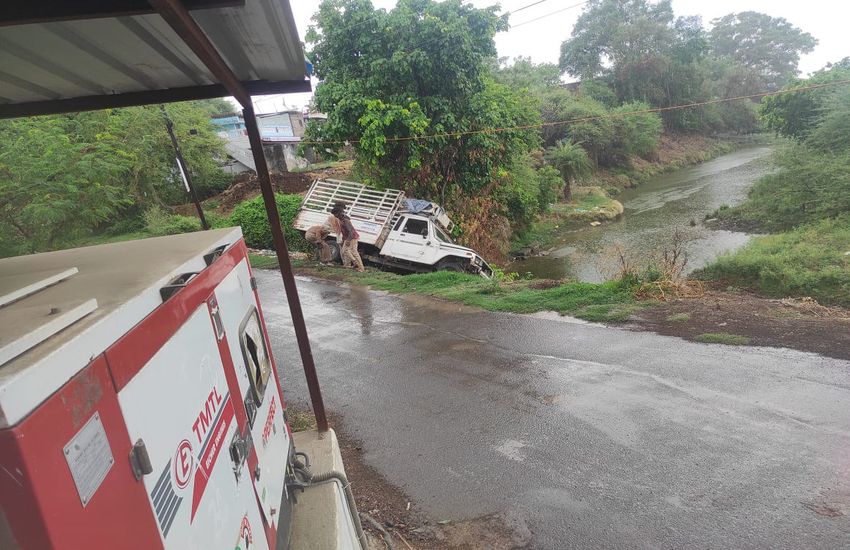 आंधी-तूफान के साथ बारिश, चोरडिय़ा में कच्चा घर टूटा