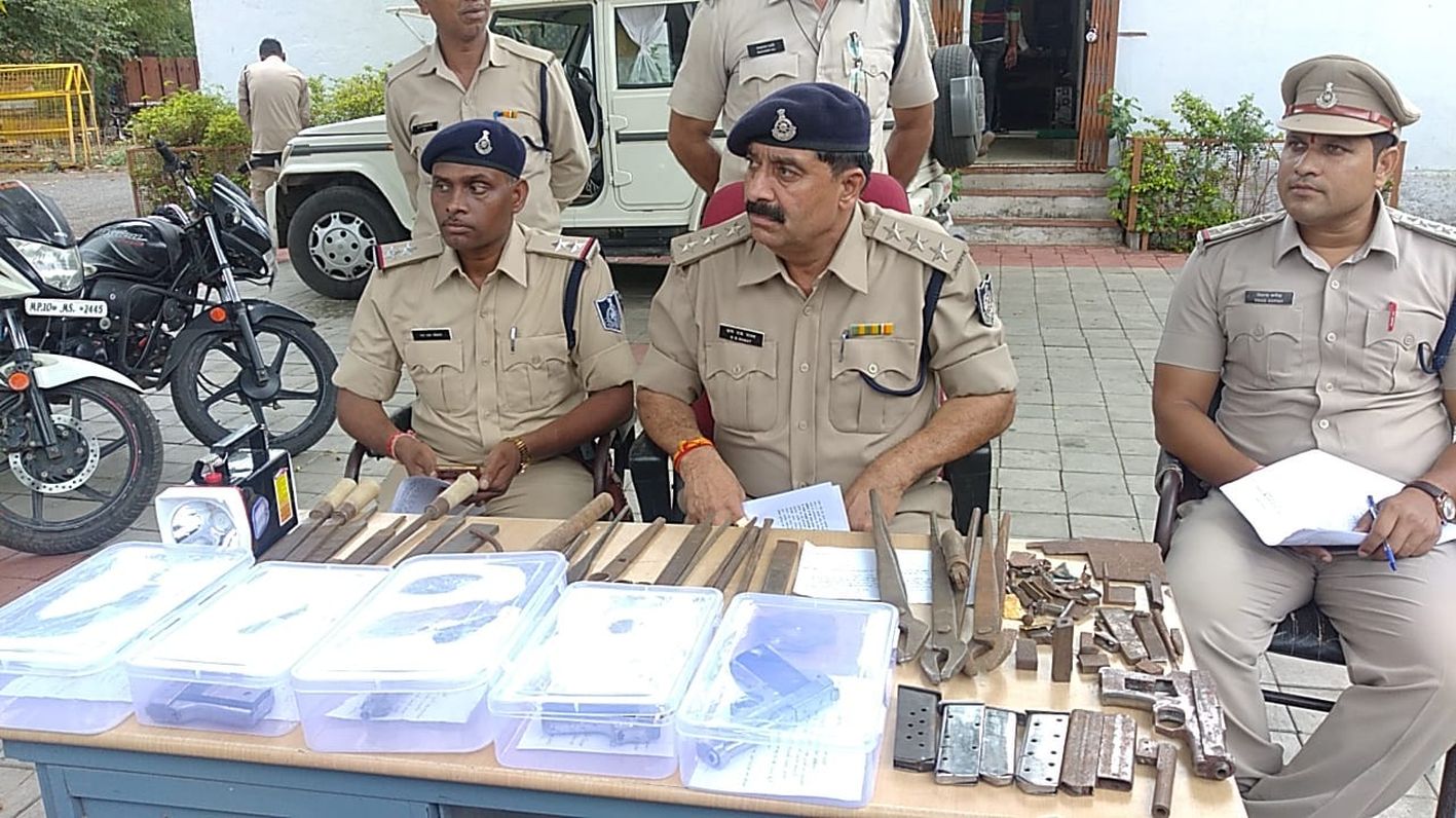 पुलिस ने तीन इनामी सिकलीगरों को जंगल में हथियार बनाते पकड़ा
