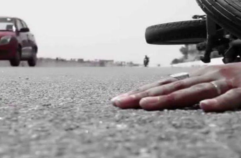Bike Accident : एक को पिकअप ने मारी टक्कर, दूसरा अज्ञात वाहन की चपेट में आया, दोनों की मौत