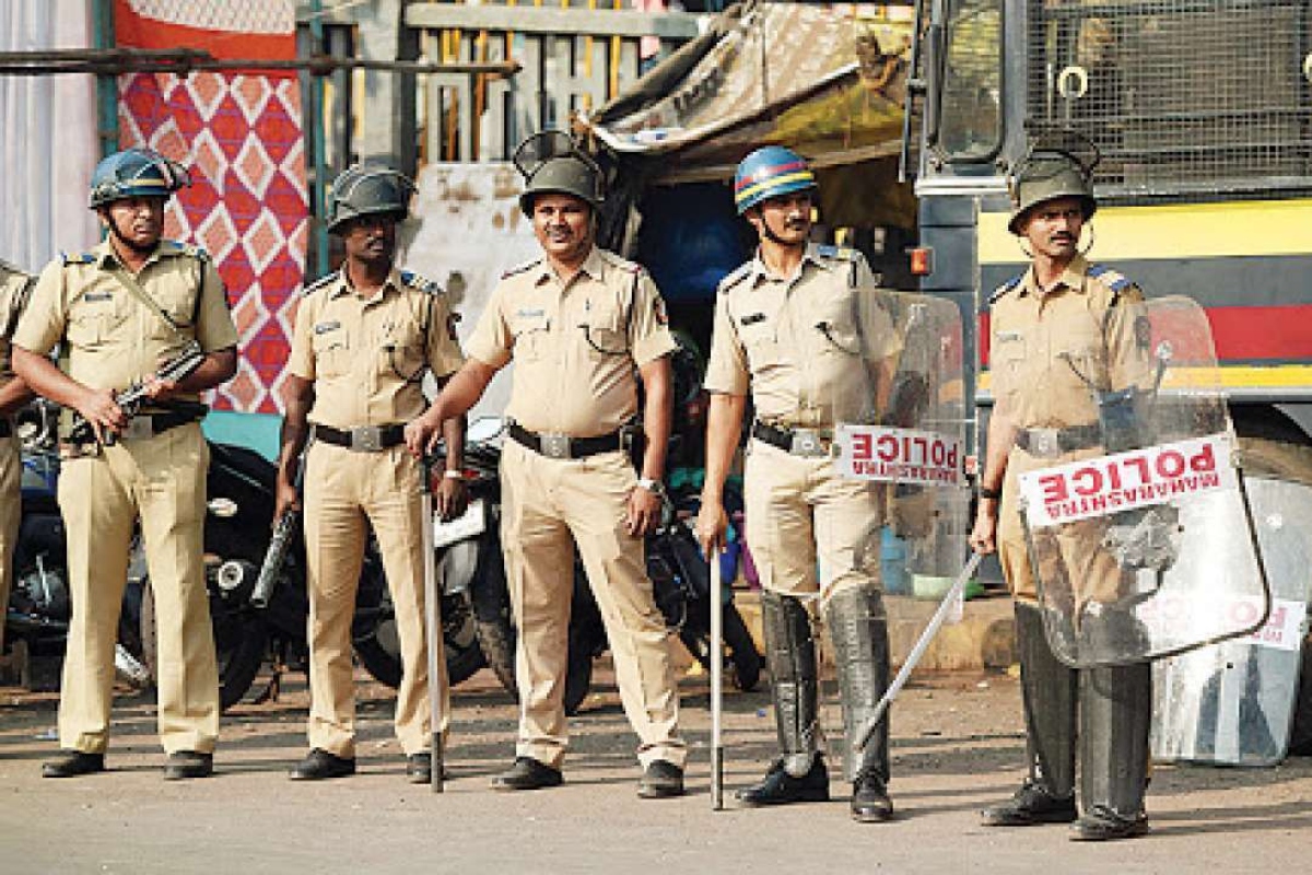 Maharashtra Political Crisis: सड़क पर शिवसैनिकों के उपद्रव का डर, हाई अलर्ट पर मुंबई समेत राज्य के सभी पुलिस थाने