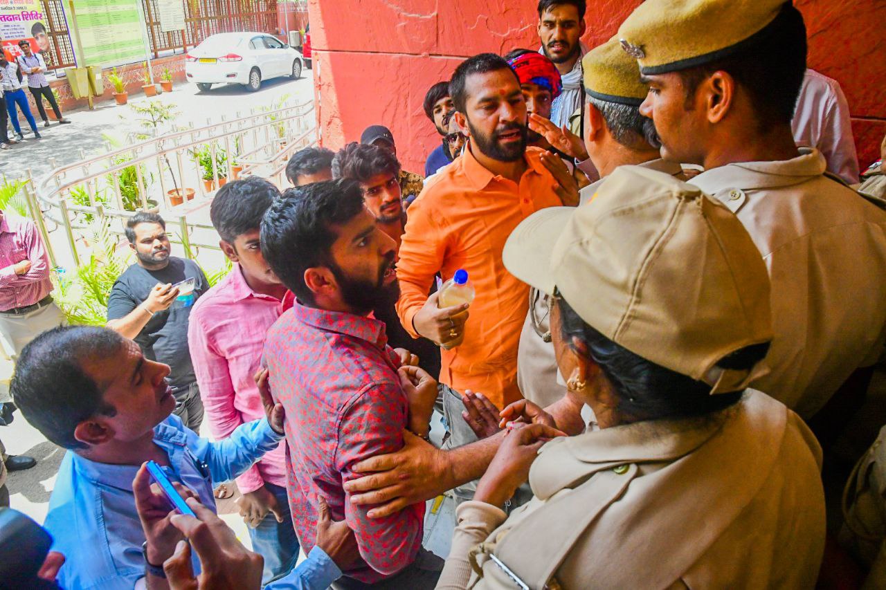 कांग्रेस पार्षद सीवर का पानी बोतल में भर पहुंचे निगम, पुलिस ने रोका तो हुई हाथापाई