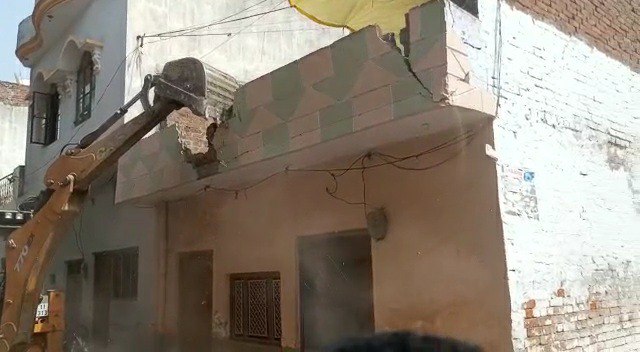 यूपी में नमाज के बाद उपद्रव मचाने वालों के घर पर चला बाबा का बुलडोजर, देखें वीडियो