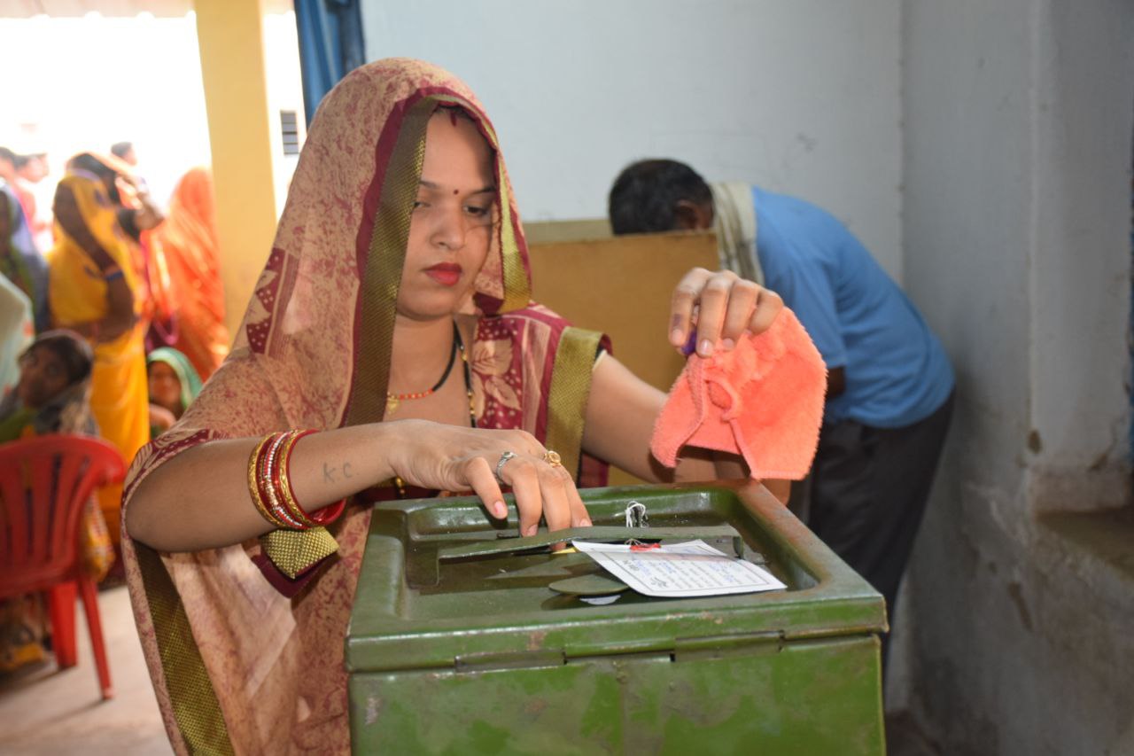 Record voting by women in the dignity of the veil