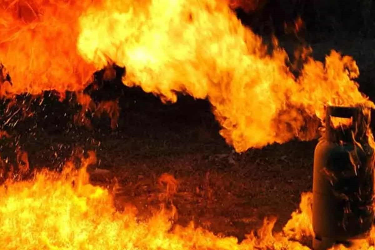 गाजियाबाद: गैस रिफलिंग के दौरान किराना स्टोर में लगी आग, हादसे में सात झुलसे