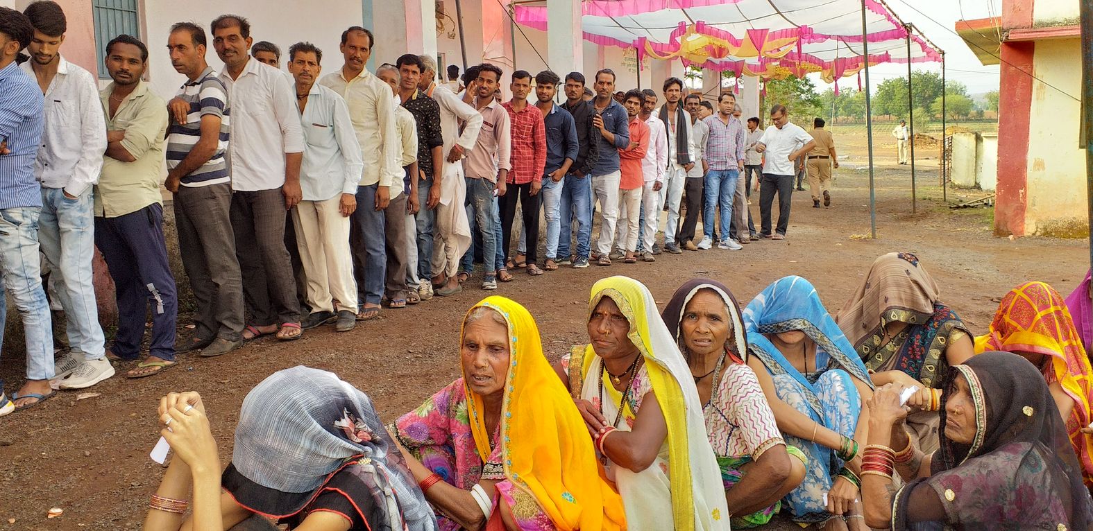 लोकतंत्र का उत्सव-आदिवासी अंचल में मतदान को लेकर जबर्दस्त उत्साह, केंद्रों पर लगी कतारें