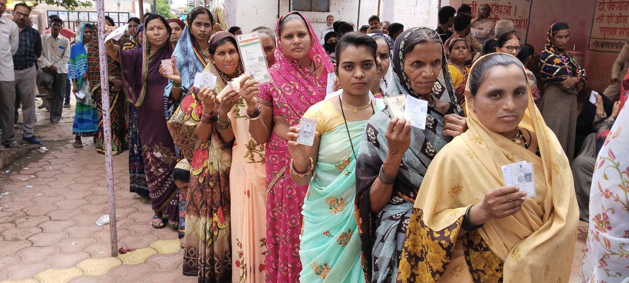 Long queues for voting in 77 panchayats of Burhanpur, 30 percent voting