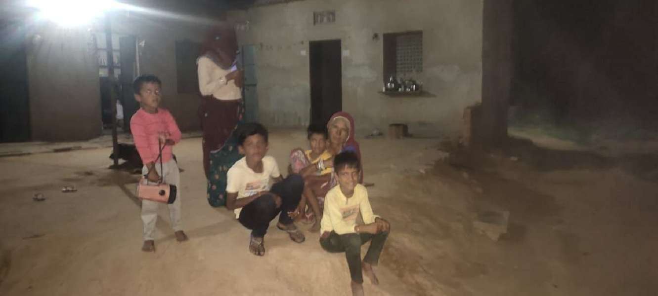 जयपुर में रात 8 बजते ही घर में आ जाते है 40-50 सांप, कमरे में दुबक जाता है परिवार