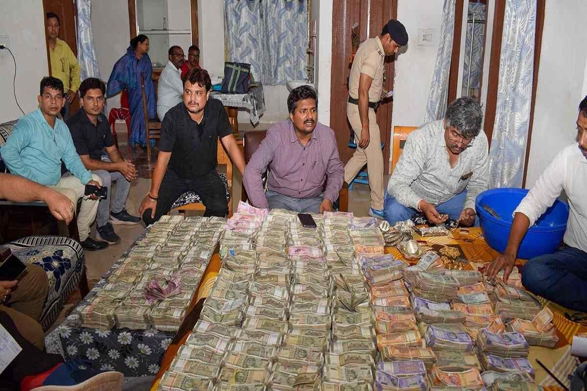 बिहार ड्रग इंस्पेक्टर के घर पर छापेमारी, 4 करोड़ कैश और 38 लाख के गहने बरामद