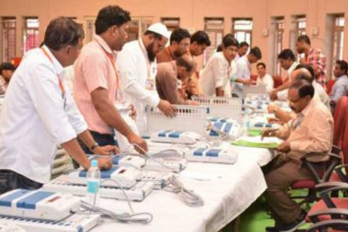 Azamgarh Rampur By Election Result : रामपुर में सपा को बढ़त तो आजमगढ़ में 'निरहुआ' ने बड़ा उलटफेर करते हुए धर्मेद्र यादव को पछाड़ा