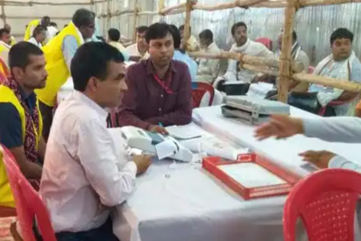 Azamgarh Rampur By Election Result : रामपुर में सपा को बढ़त तो आजमगढ़ में फिर धर्मेंद यादव ने 'निरहुआ' को पीछे छोड़ा