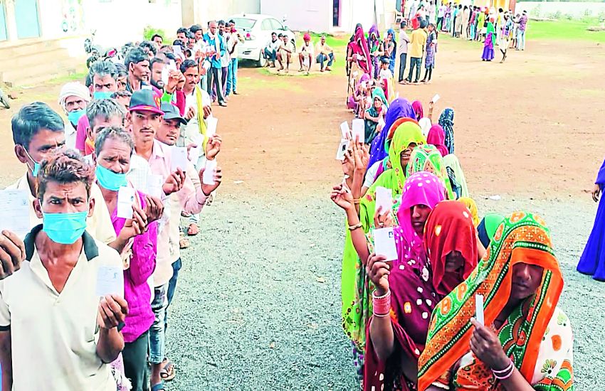ग्राम सरकार चुनने के लिए मतदाताओं में भारी उत्साह, सुबह से ही मतदान केंद्रों पर लगी कतारें
