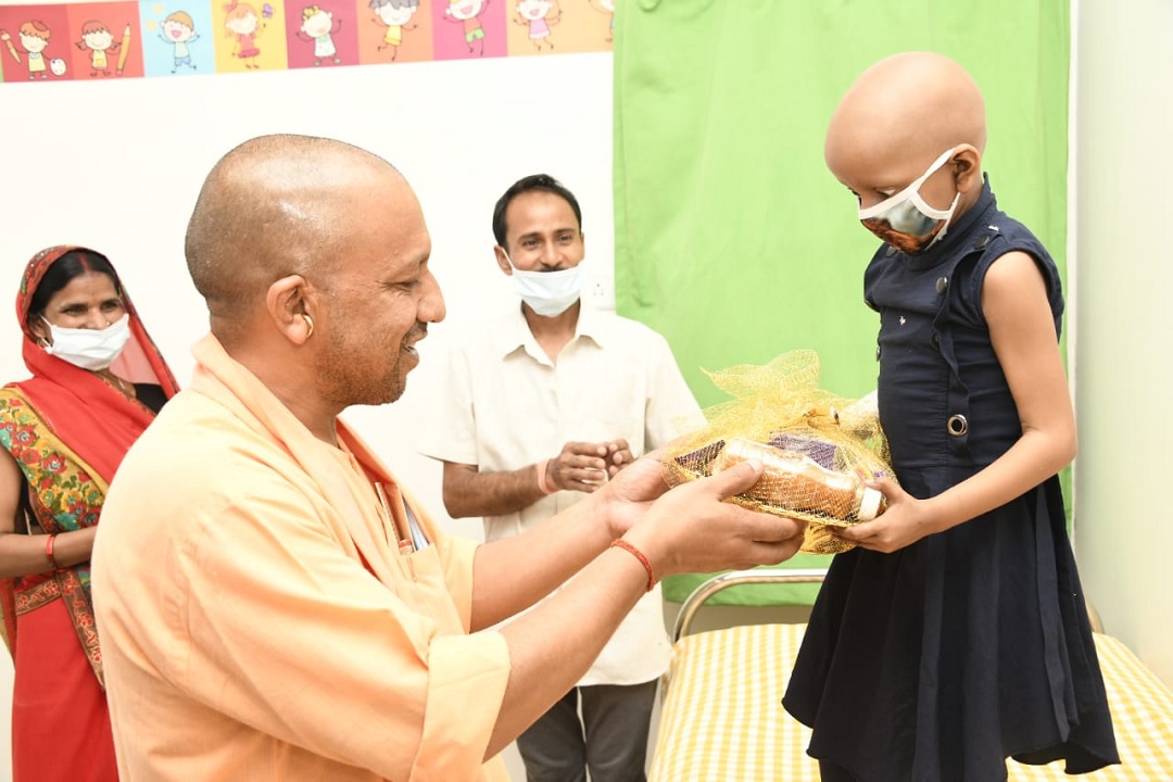 चाइल्ड केयर यूनिट में बच्चों को उपहार देते मुख्यमंत्री योगी आदित्यनाथ