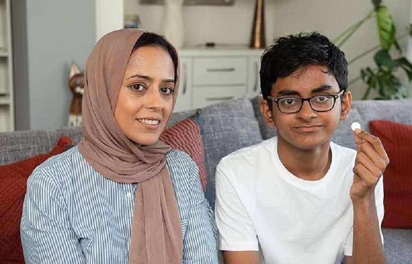 boy_with_mother_and_coin.jpg