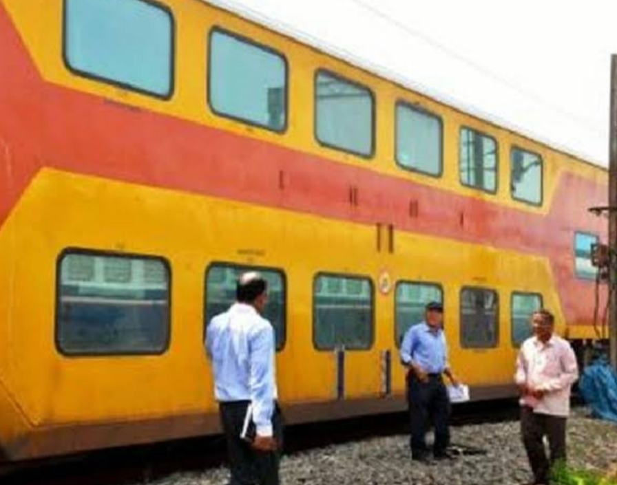 लखनऊ से दिल्ली तक चलने वाली डबलडेकर ट्रेन को गोरखपुर तक चलाने की बन रही योजना