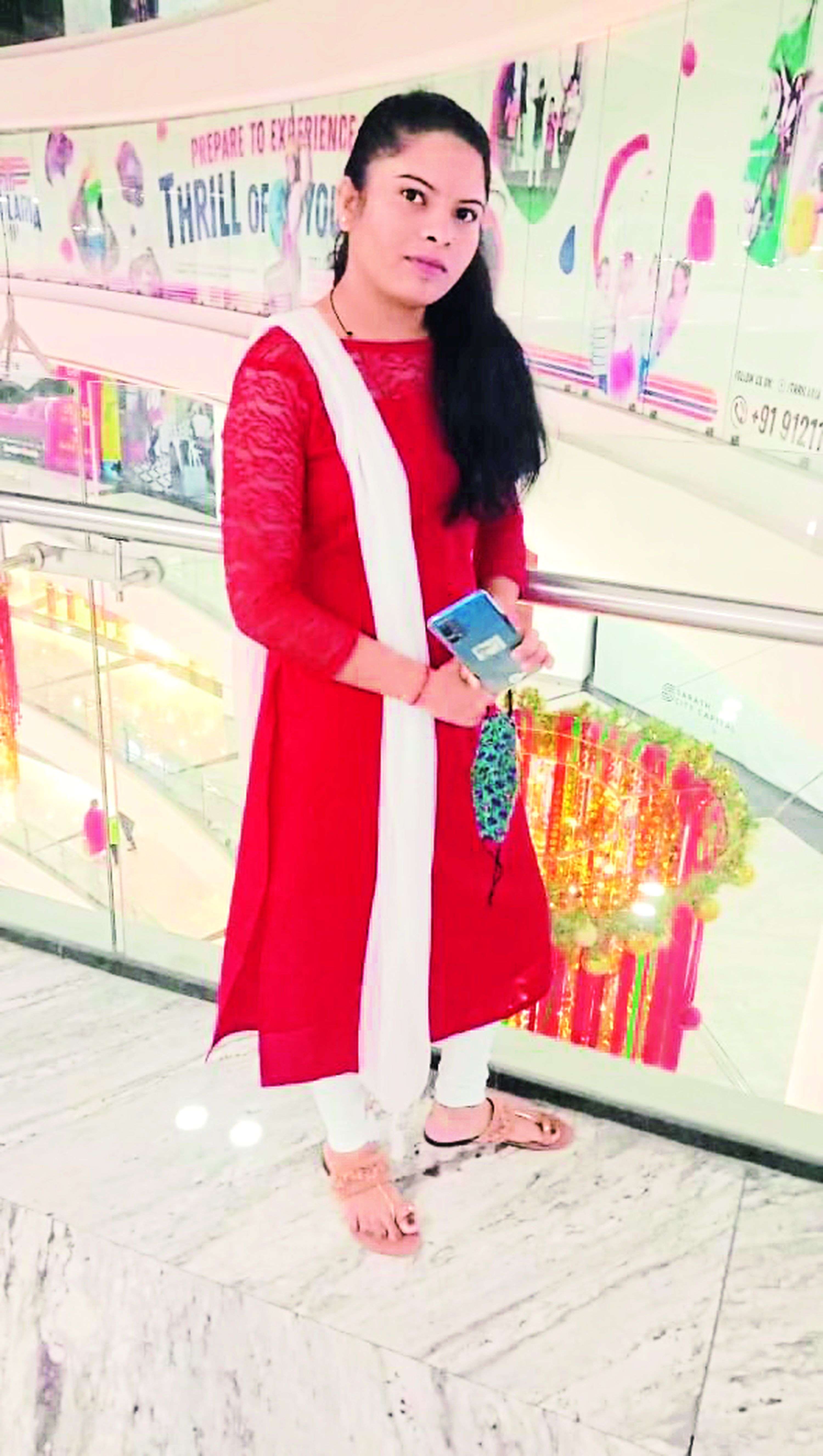 चुनाव में वोट डालने हैदराबाद से आईं दो आदिवासी युवतियां